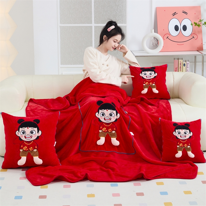 91家纺网 家纺一手货源 找家纺 吉利家居 2025新款法莱绒贴布立体刺绣抱枕毯 哪吒-中国红