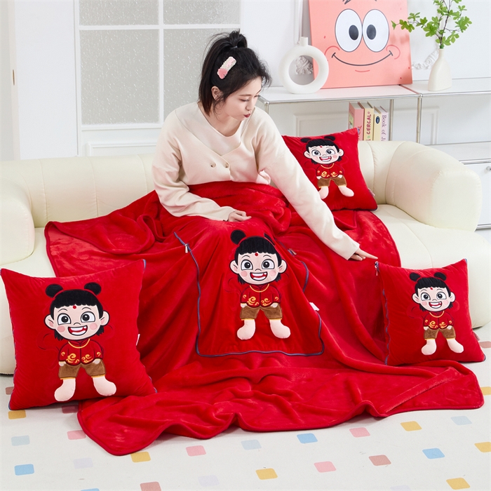 91家纺网 家纺一手货源 找家纺 吉利家居 2025新款法莱绒贴布立体刺绣抱枕毯 哪吒-中国红