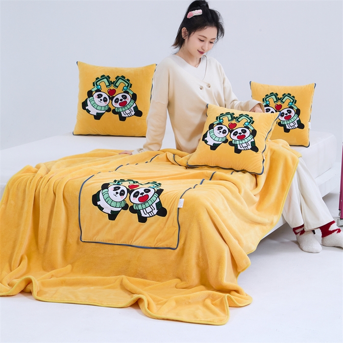 91家纺网 家纺一手货源 找家纺 吉利家居 2025新款法莱绒贴布立体刺绣抱枕毯 守门神兽