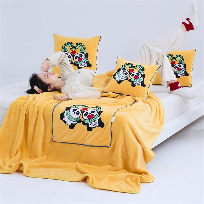 91家纺网 家纺一手货源 找家纺 吉利家居 2025新款法莱绒贴布立体刺绣抱枕毯 守门神兽