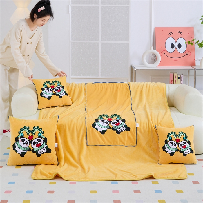 91家纺网 家纺一手货源 找家纺 吉利家居 2025新款法莱绒贴布立体刺绣抱枕毯 守门神兽