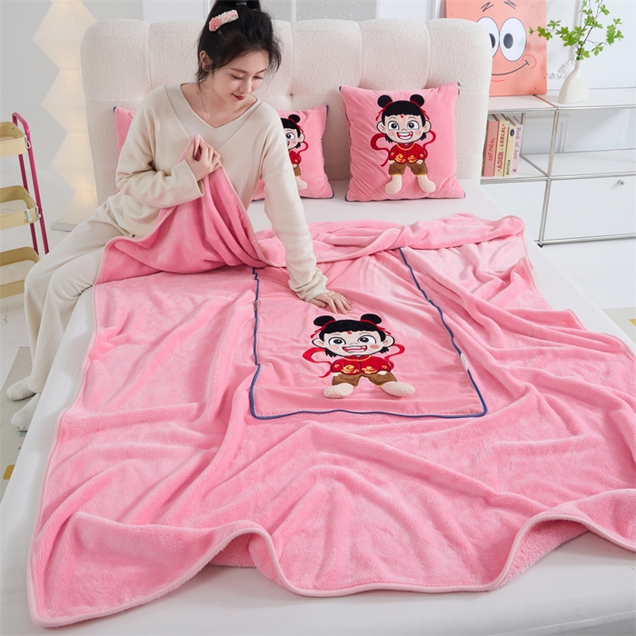 91家纺网 家纺一手货源 找家纺 （总）吉利家居 2025新款法莱绒贴布立体刺绣抱枕毯