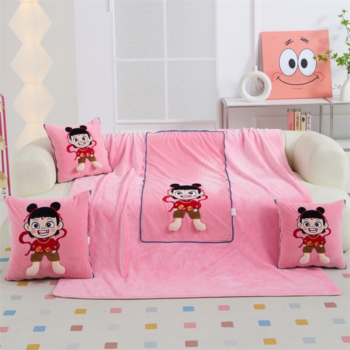 91家纺网 家纺一手货源 找家纺 （总）吉利家居 2025新款法莱绒贴布立体刺绣抱枕毯