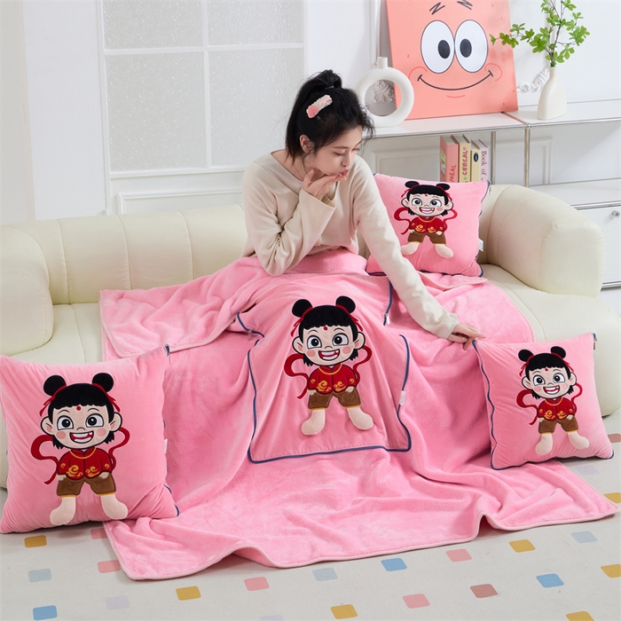 91家纺网 家纺一手货源 找家纺 （总）吉利家居 2025新款法莱绒贴布立体刺绣抱枕毯