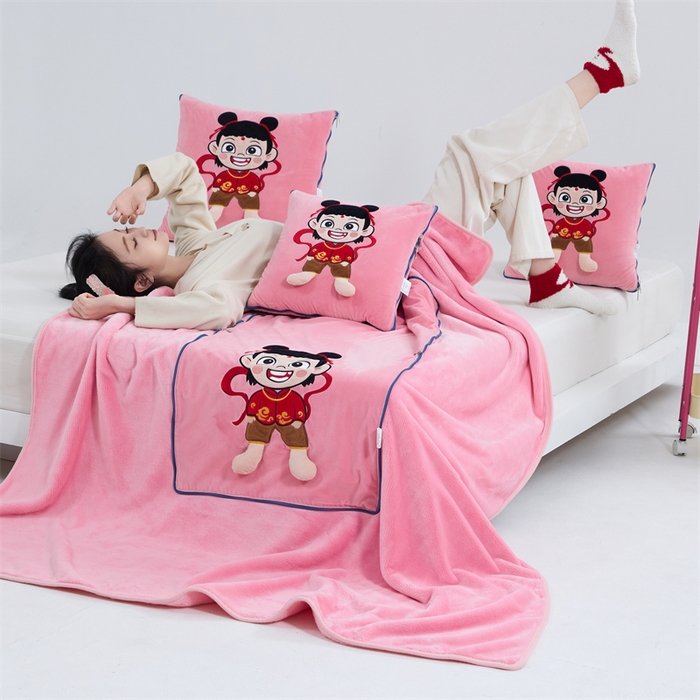 91家纺网 家纺一手货源 找家纺 （总）吉利家居 2025新款法莱绒贴布立体刺绣抱枕毯