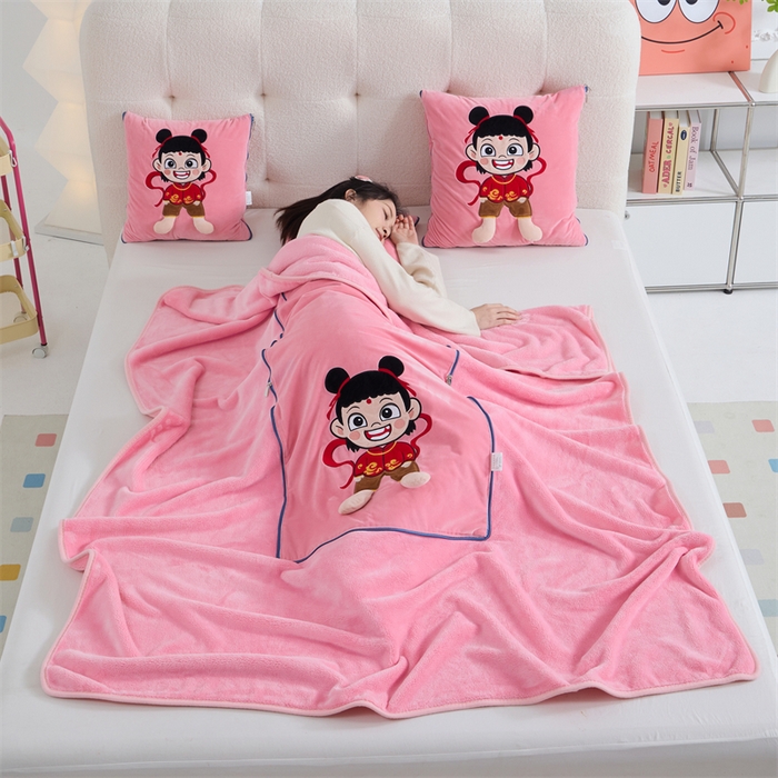 91家纺网 家纺一手货源 找家纺 （总）吉利家居 2025新款法莱绒贴布立体刺绣抱枕毯