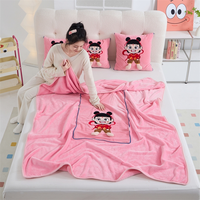 91家纺网 家纺一手货源 找家纺 （总）吉利家居 2025新款法莱绒贴布立体刺绣抱枕毯