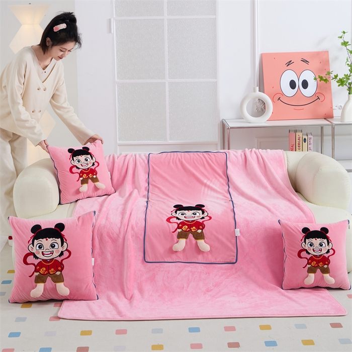 91家纺网 家纺一手货源 找家纺 （总）吉利家居 2025新款法莱绒贴布立体刺绣抱枕毯