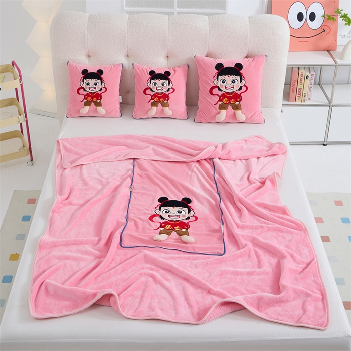 91家纺网 家纺一手货源 找家纺 （总）吉利家居 2025新款法莱绒贴布立体刺绣抱枕毯