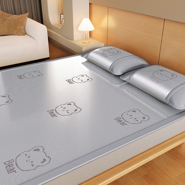 91家纺网 家纺一手货源 找家纺 阿牛席业 2025春夏新款抑菌冰藤席凉席席子-甜蜜熊 冰藤甜蜜熊-灰色（床笠款）