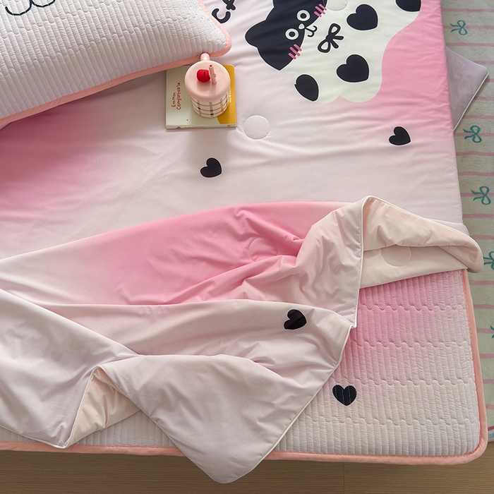 91家纺网 家纺一手货源 找家纺 RYB红黄兰 2025新款A类INS原创大版卡通冰皮锦氨超凉感夏被夏凉被空调被 爱心猫咪夏被