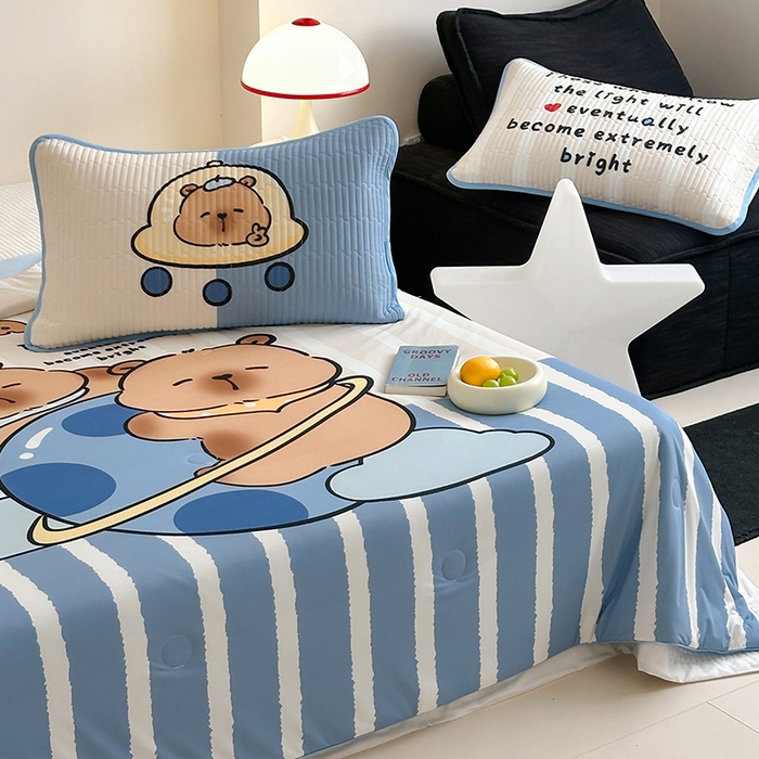 91家纺网 家纺一手货源 找家纺 RYB红黄兰 2025新款A类INS原创大版卡通冰皮锦氨超凉感夏被夏凉被空调被 卡皮巴拉夏被