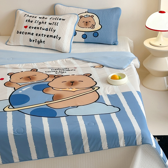 91家纺网 家纺一手货源 找家纺 RYB红黄兰 2025新款A类INS原创大版卡通冰皮锦氨超凉感夏被夏凉被空调被 卡皮巴拉夏被