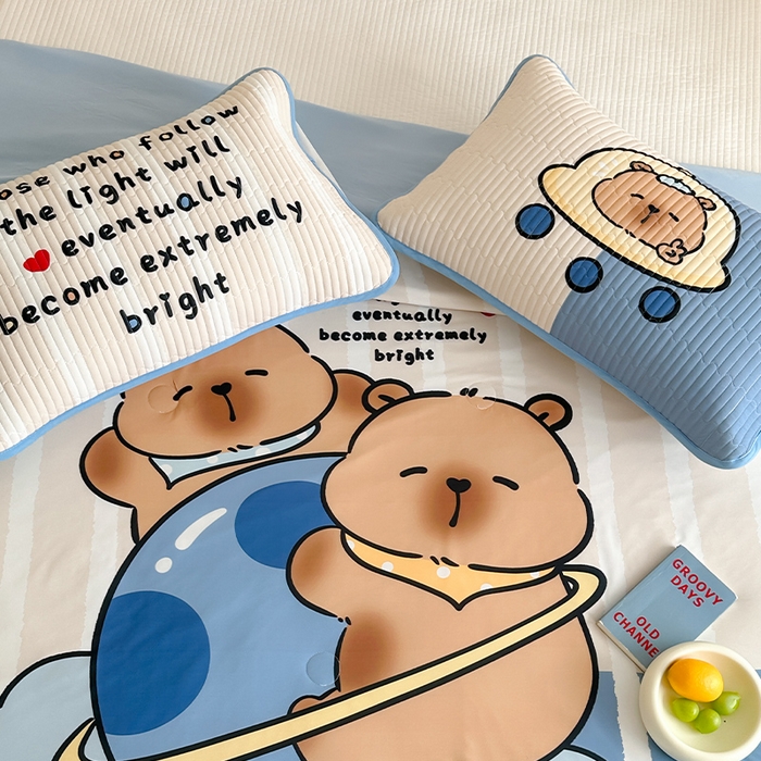 91家纺网 家纺一手货源 找家纺 RYB红黄兰 2025新款A类INS原创大版卡通冰皮锦氨超凉感夏被夏凉被空调被 卡皮巴拉夏被