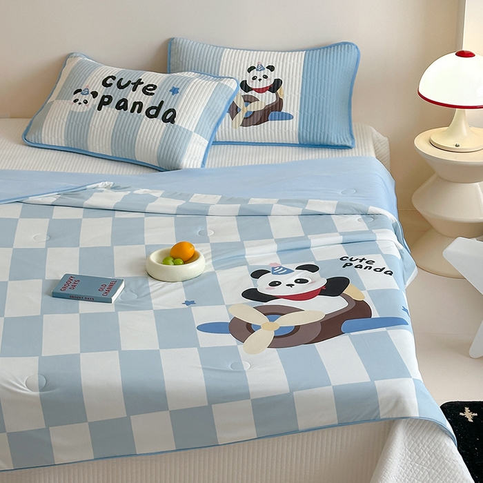 91家纺网 家纺一手货源 找家纺 RYB红黄兰 2025新款A类INS原创大版卡通冰皮锦氨超凉感夏被夏凉被空调被 太空小熊猫夏被