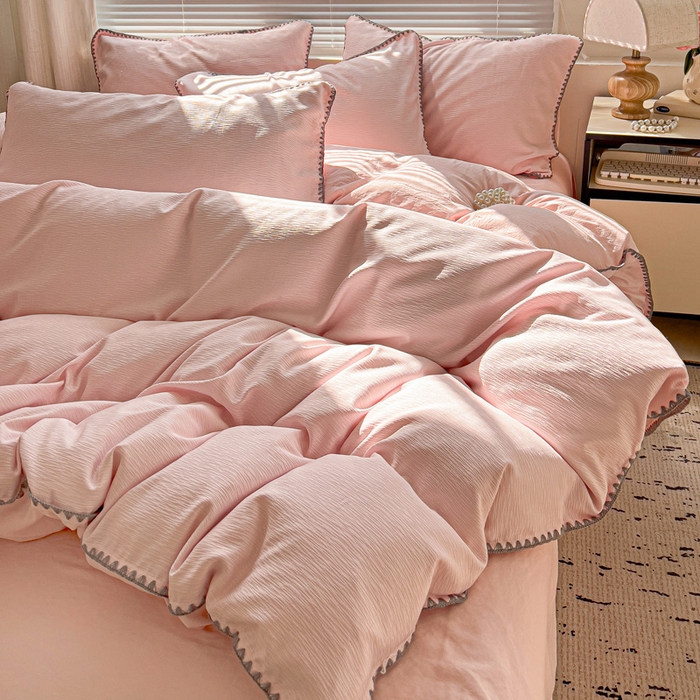 91家纺网 家纺一手货源 找家纺 卡普家居 2025新款A类轻奢贝壳绣丝柔缎提花枕套 丝柔缎-粉红