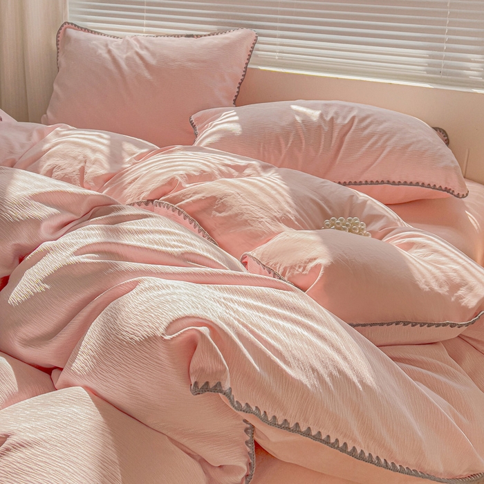 91家纺网 家纺一手货源 找家纺 卡普家居 2025新款A类轻奢贝壳绣丝柔缎提花枕套 丝柔缎-粉红