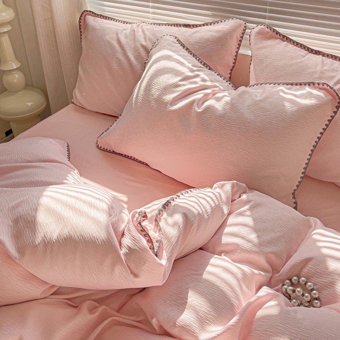 91家纺网 家纺一手货源 找家纺 卡普家居 2025新款A类轻奢贝壳绣丝柔缎提花枕套 丝柔缎-粉红