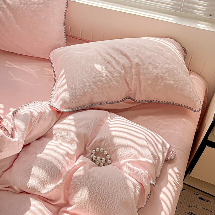 91家纺网 家纺一手货源 找家纺 卡普家居 2025新款A类轻奢贝壳绣丝柔缎提花枕套 丝柔缎-粉红
