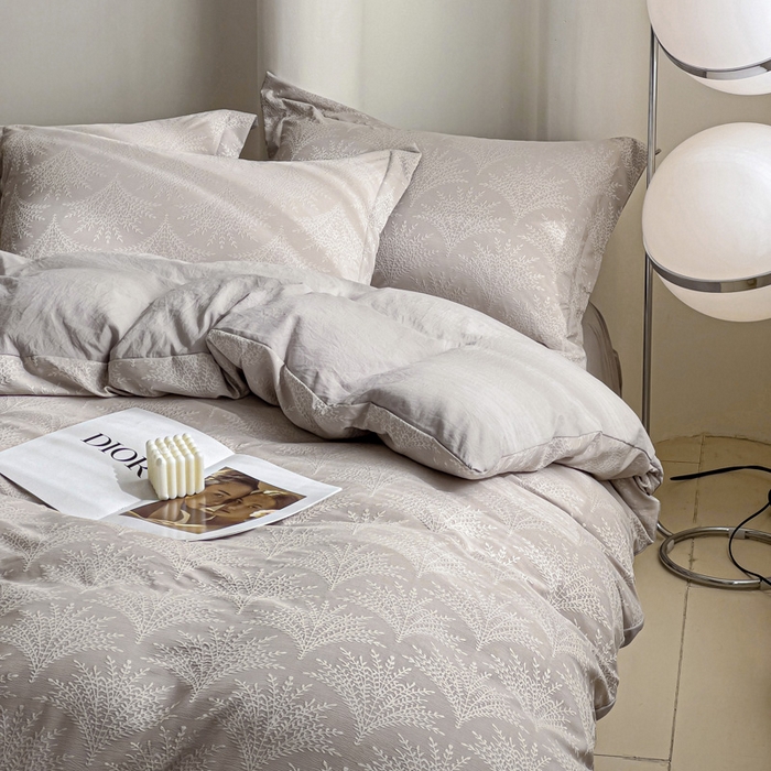 91家纺网 家纺一手货源 找家纺 卡普家居 2025新款A类轻奢双层纱提花四件套摇钱树系列 摇钱树（浅灰）