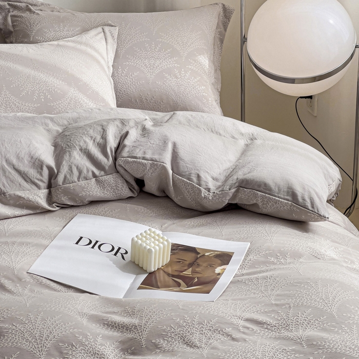 91家纺网 家纺一手货源 找家纺 卡普家居 2025新款A类轻奢双层纱提花四件套摇钱树系列 摇钱树（浅灰）