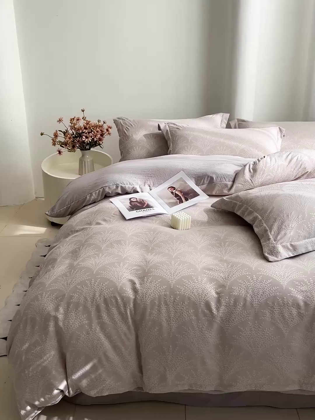 91家纺网 家纺一手货源 找家纺 卡普家居 2025新款A类轻奢双层纱提花四件套摇钱树系列 摇钱树（浅灰）