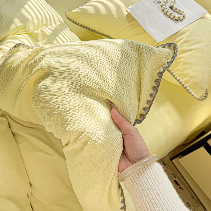 91家纺网 家纺一手货源 找家纺 卡普家居 2025新款A类轻奢贝壳绣丝柔缎提花枕套 丝柔缎-浅黄