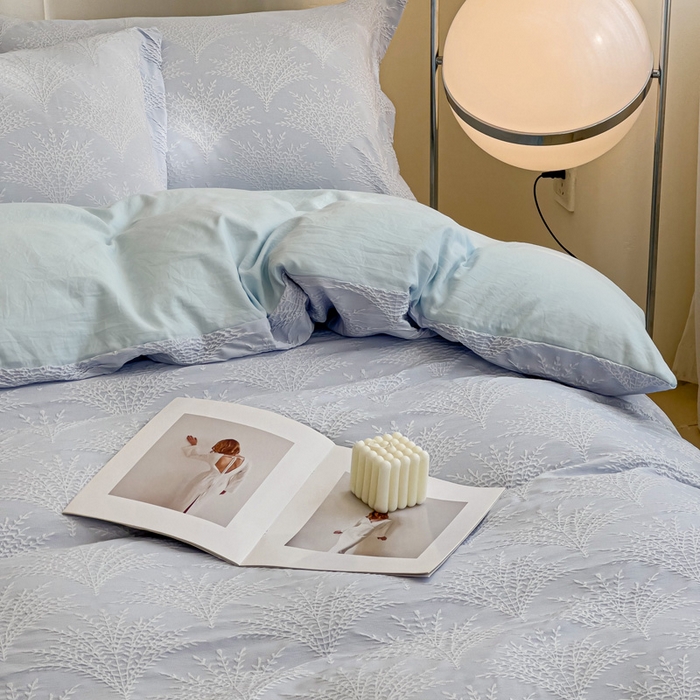 91家纺网 家纺一手货源 找家纺 卡普家居 2025新款A类轻奢双层纱提花四件套摇钱树系列 摇钱树（浅蓝）