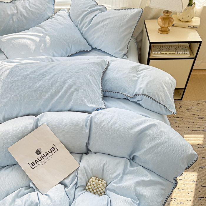 91家纺网 家纺一手货源 找家纺 卡普家居 2025新款A类轻奢贝壳绣丝柔缎提花枕套 丝柔缎-浅兰