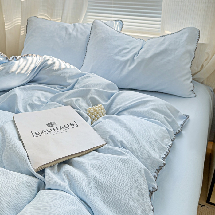 91家纺网 家纺一手货源 找家纺 卡普家居 2025新款A类轻奢贝壳绣丝柔缎提花枕套 丝柔缎-浅兰