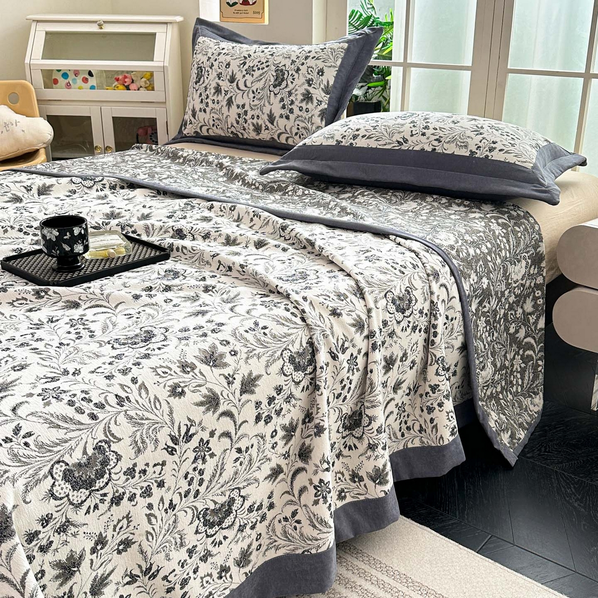 91家纺网 家纺一手货源 找家纺 紫碧螺家纺 2025新款雪尼尔欧式拼色床盖三件套 春漾拼奶灰