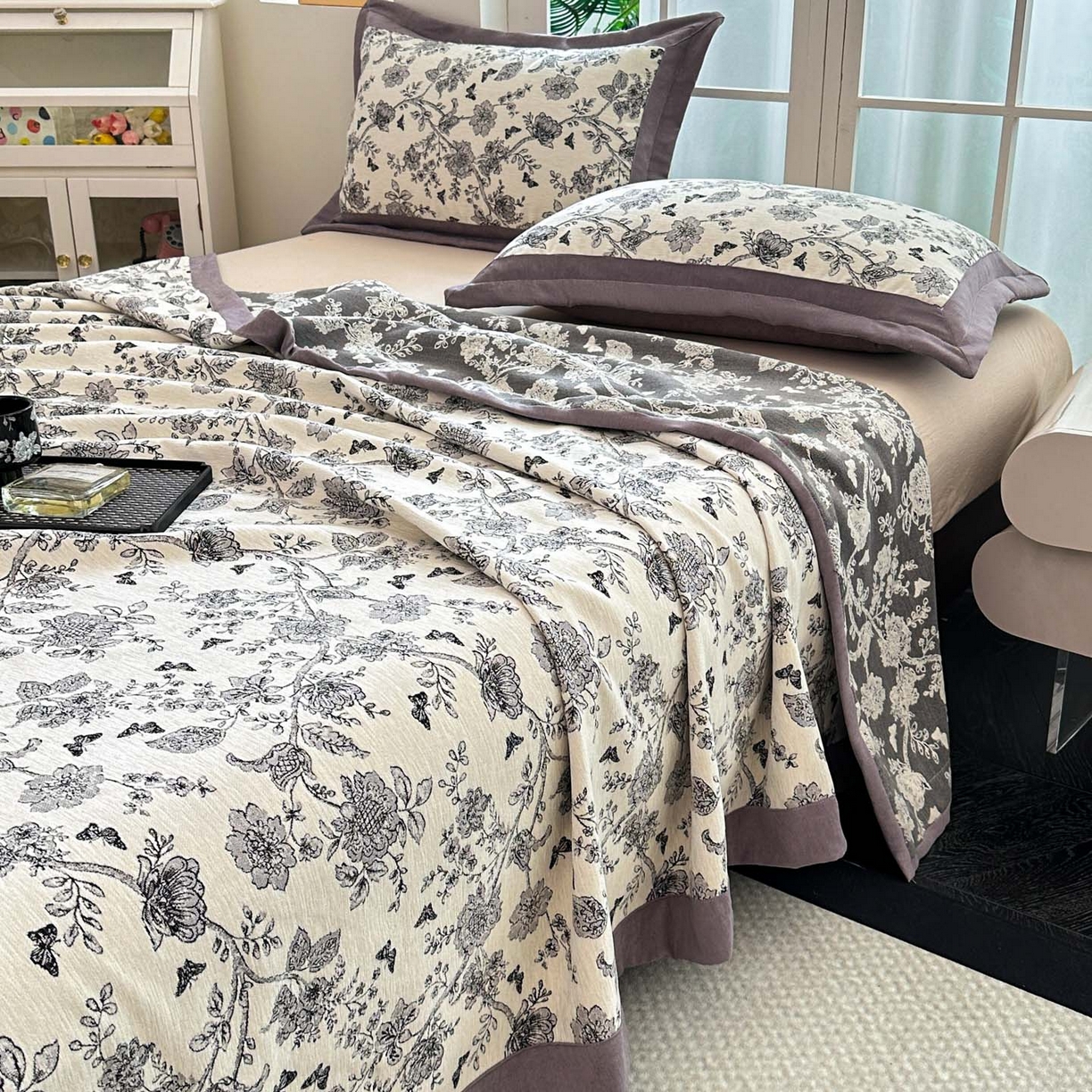 91家纺网 家纺一手货源 找家纺 紫碧螺家纺 2025新款雪尼尔欧式拼色床盖三件套 花苑拼咖色