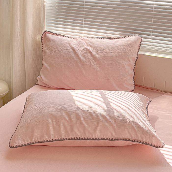 91家纺网 家纺一手货源 找家纺 卡普家居 2025新款A类轻奢贝壳绣丝柔缎提花被套 丝柔缎-粉红