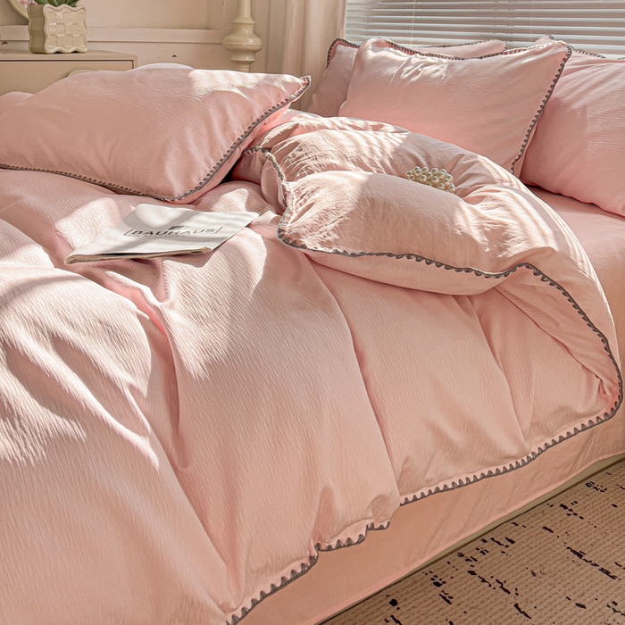 91家纺网 家纺一手货源 找家纺 卡普家居 2025新款A类轻奢贝壳绣丝柔缎提花被套 丝柔缎-粉红