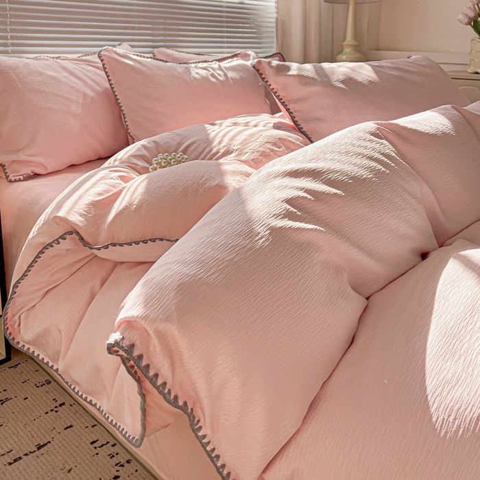 91家纺网 家纺一手货源 找家纺 卡普家居 2025新款A类轻奢贝壳绣丝柔缎提花被套 丝柔缎-粉红