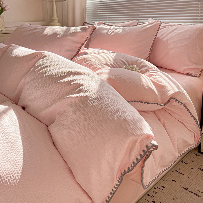91家纺网 家纺一手货源 找家纺 卡普家居 2025新款A类轻奢贝壳绣丝柔缎提花被套 丝柔缎-粉红