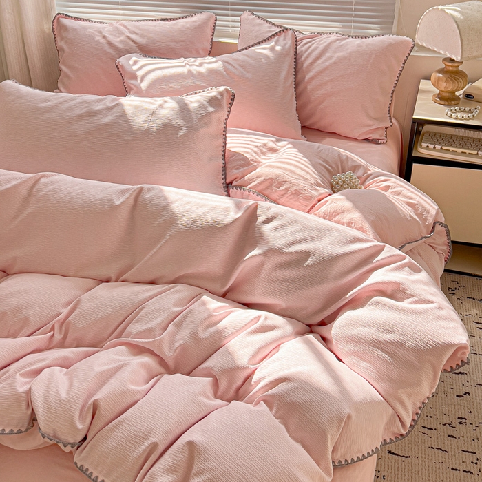 91家纺网 家纺一手货源 找家纺 卡普家居 2025新款A类轻奢贝壳绣丝柔缎提花被套 丝柔缎-粉红