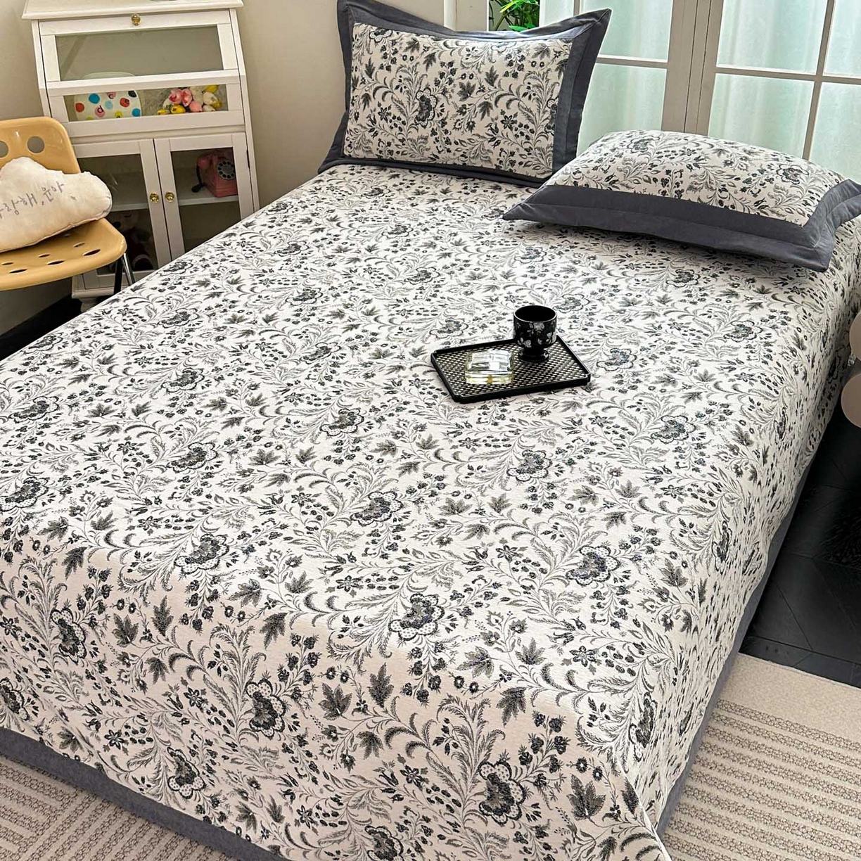 91家纺网 家纺一手货源 找家纺 紫碧螺家纺 2025新款雪尼尔欧式拼色床盖三件套 春漾拼奶灰