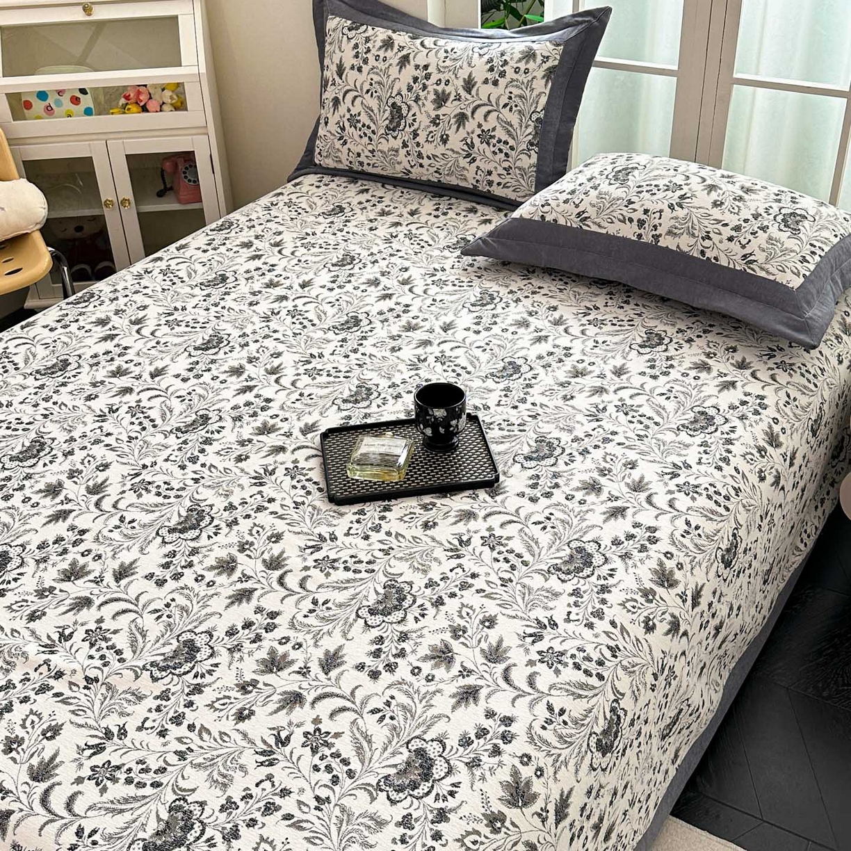 91家纺网 家纺一手货源 找家纺 紫碧螺家纺 2025新款雪尼尔欧式拼色床盖三件套 春漾拼奶灰