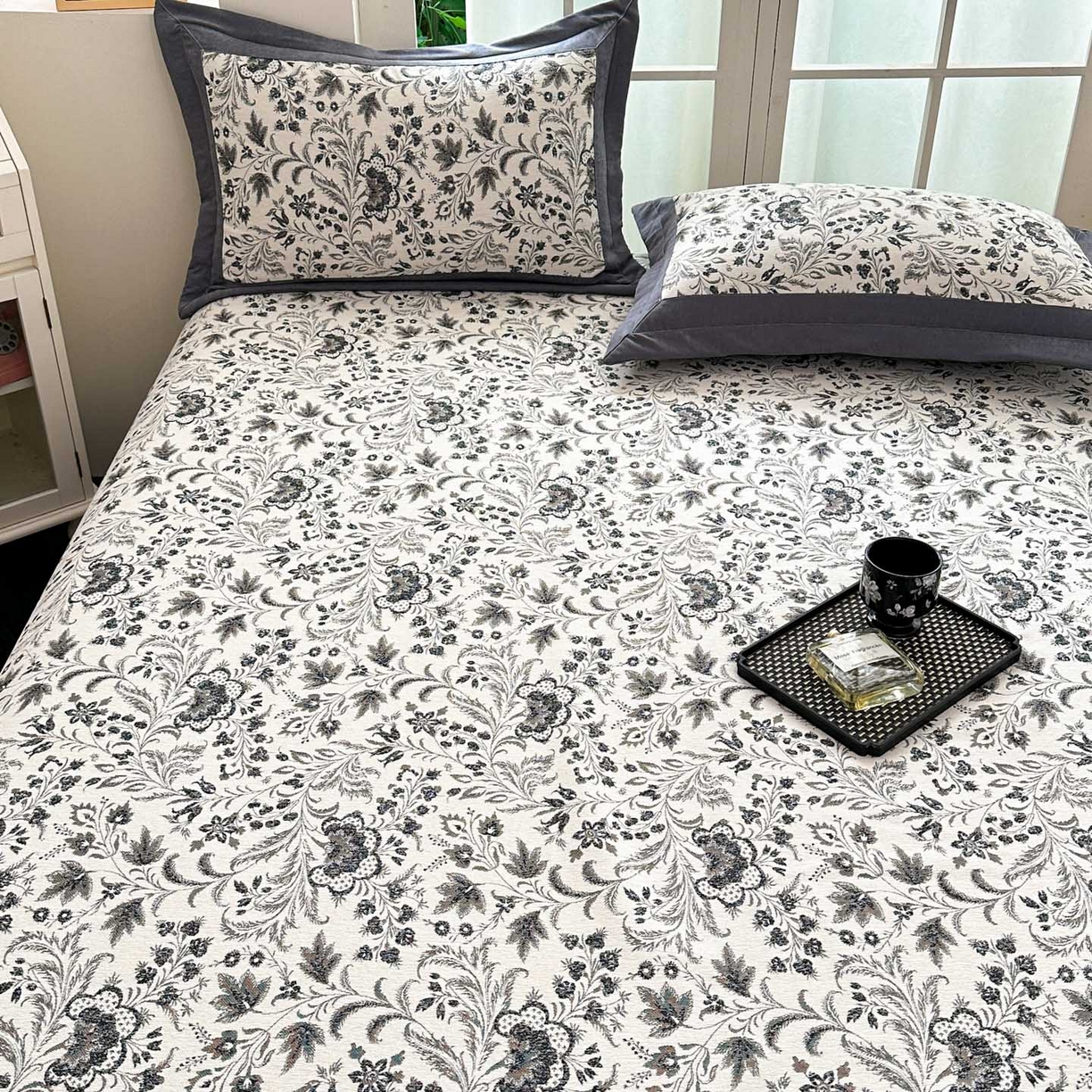 91家纺网 家纺一手货源 找家纺 紫碧螺家纺 2025新款雪尼尔欧式拼色床盖三件套 春漾拼奶灰