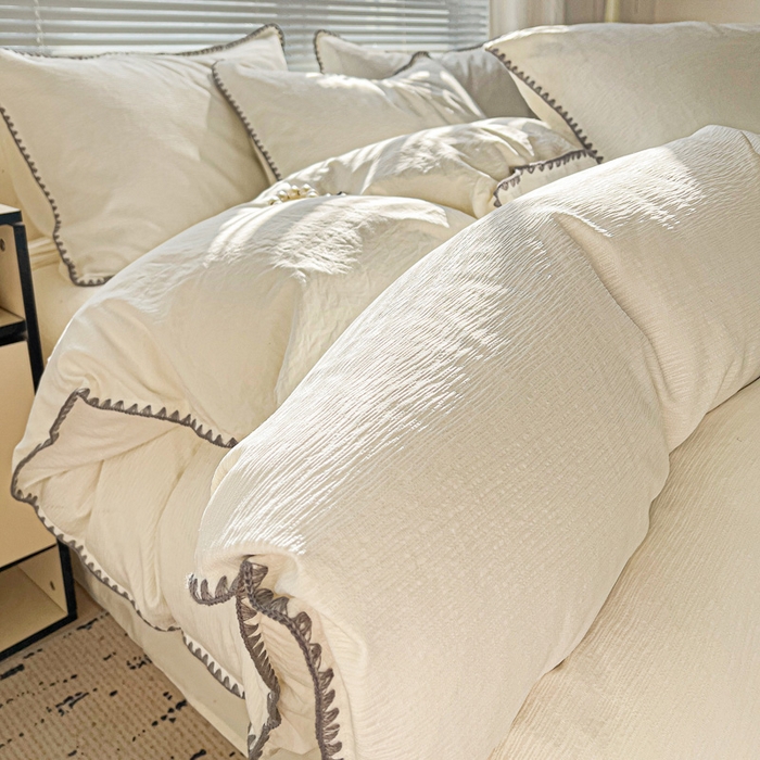 91家纺网 家纺一手货源 找家纺 卡普家居 2025新款A类轻奢贝壳绣丝柔缎提花被套 丝柔缎-奶白