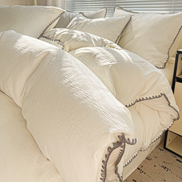 91家纺网 家纺一手货源 找家纺 卡普家居 2025新款A类轻奢贝壳绣丝柔缎提花被套 丝柔缎-奶白