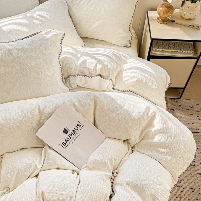 91家纺网 家纺一手货源 找家纺 卡普家居 2025新款A类轻奢贝壳绣丝柔缎提花被套 丝柔缎-奶白