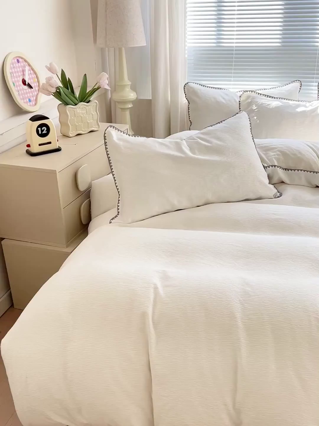 91家纺网 家纺一手货源 找家纺 卡普家居 2025新款A类轻奢贝壳绣丝柔缎提花被套 丝柔缎-奶白