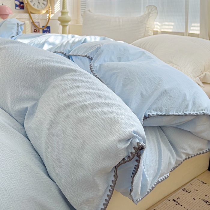 91家纺网 家纺一手货源 找家纺 卡普家居 2025新款A类轻奢贝壳绣丝柔缎提花被套 丝柔缎-浅兰