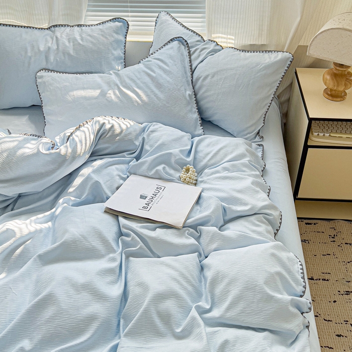 91家纺网 家纺一手货源 找家纺 卡普家居 2025新款A类轻奢贝壳绣丝柔缎提花被套 丝柔缎-浅兰