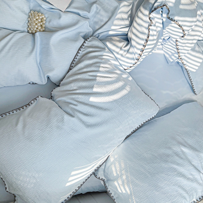 91家纺网 家纺一手货源 找家纺 卡普家居 2025新款A类轻奢贝壳绣丝柔缎提花被套 丝柔缎-浅兰