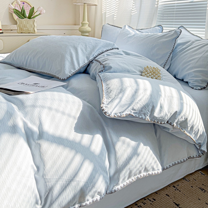 91家纺网 家纺一手货源 找家纺 卡普家居 2025新款A类轻奢贝壳绣丝柔缎提花被套 丝柔缎-浅兰