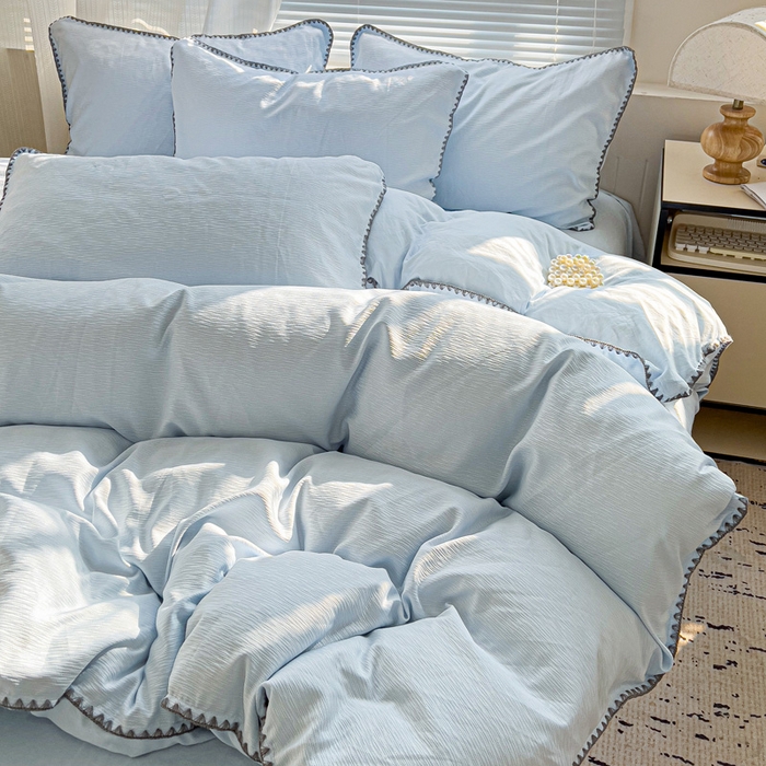 91家纺网 家纺一手货源 找家纺 卡普家居 2025新款A类轻奢贝壳绣丝柔缎提花被套 丝柔缎-浅兰