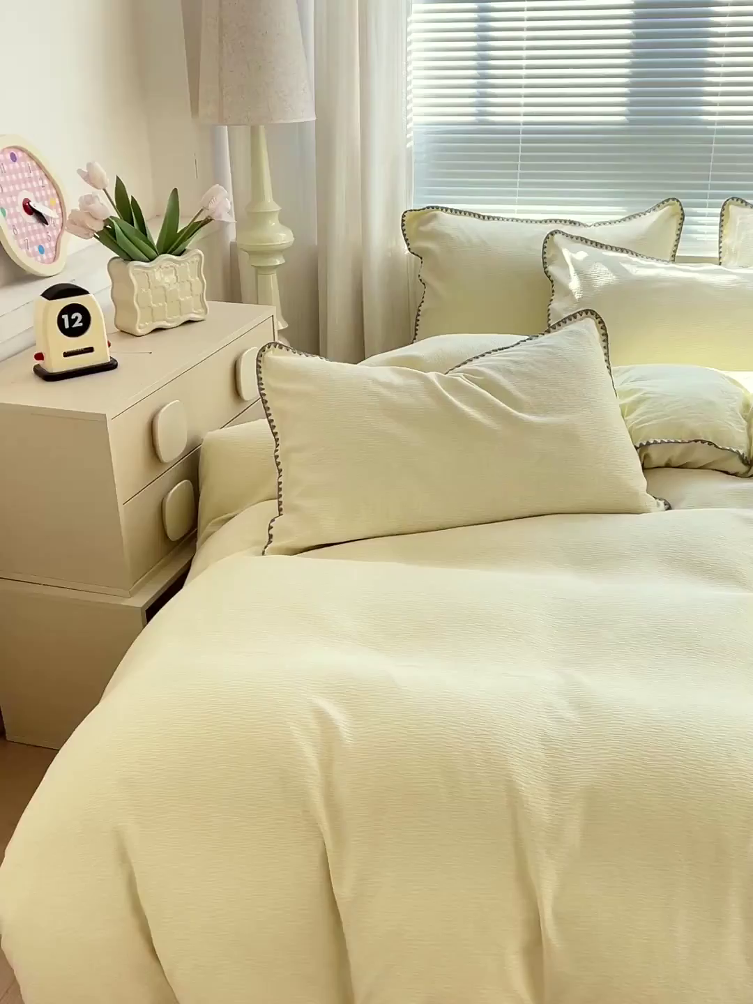 91家纺网 家纺一手货源 找家纺 卡普家居 2025新款A类轻奢贝壳绣丝柔缎提花四件套 丝柔缎-浅黄